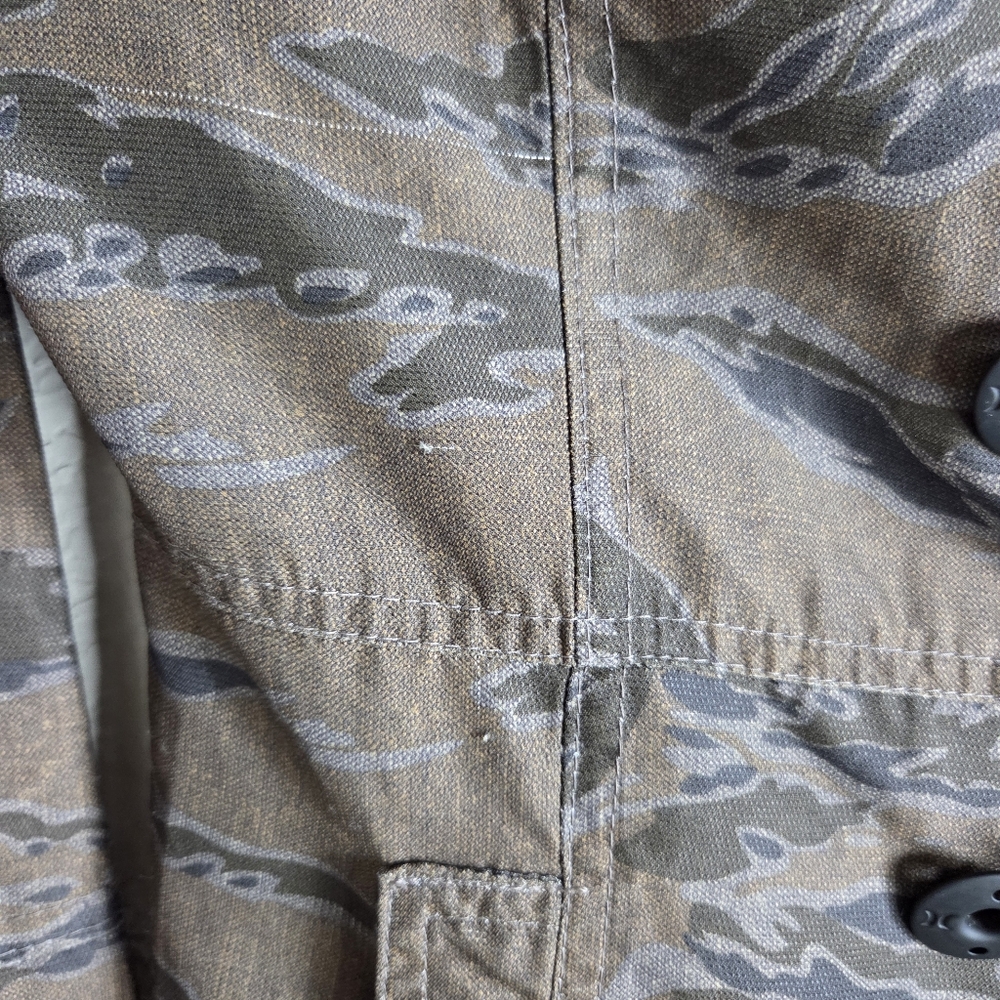 Hurley Camo Lightweight Utility Jacket With Colorful Tropical Trim Size Small - Picture 8 of 16